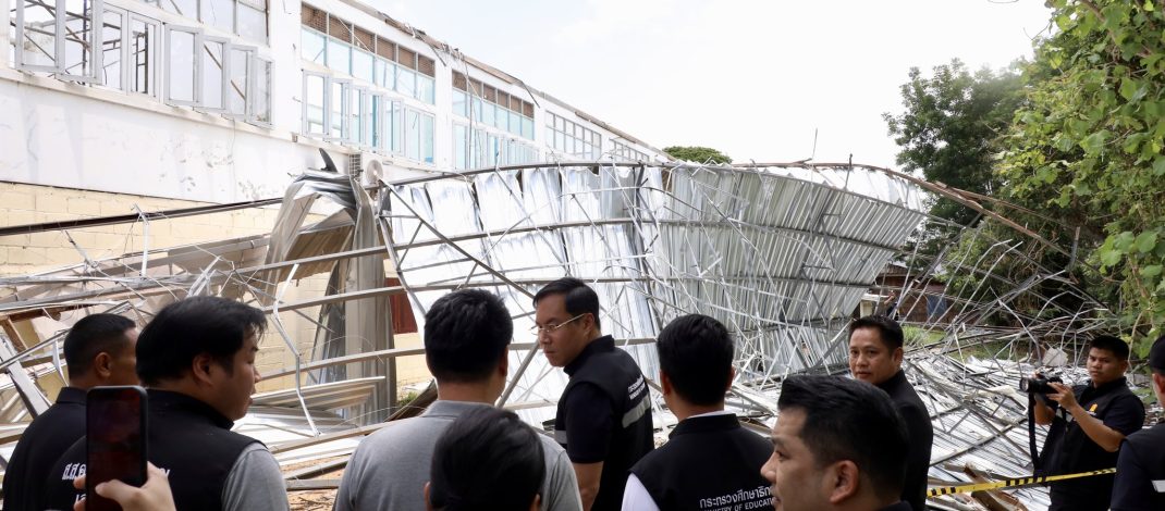 รมช.ศธ.ติดตามความเสียหายโรงเรียนบ้านนาค้อ หลังพายุฤดูร้อนถล่ม