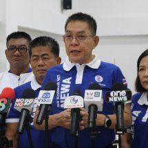“ราเชน” หนุนรัฐบาลกู้เงิน 4 แสนล้าน กระตุ้นเศรษฐกิจ ชี้ทุกยุครัฐบาลต้องกู้ตามสถานการณ์ พร้อมจี้ทบทวนฟรีวีซ่า หลังพบหนุ่มจีนพกปืนขับรถคว่ำ ซุกคลังแสง-ซีโฟร์-เสื้อคล้ายระเบิดพลีชีพ คาดเตรียมก่อเหตุ