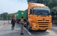 สภ.งอบ เอาจริง! จับปรับรถบรรทุกพ่วงย้อนศร 5 ราย เตือนผู้ประกอบการเข้มงวดวินัยคนขับ