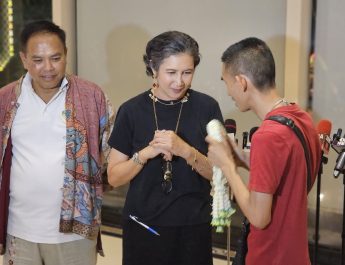 เซียนพระ “มหาหนึ่ง” หอบมาลัยขอขมา “มาดามเก่ง” หลังให้สัมภาษณ์เรื่องโดนมาดามเก่งอุ้มทวงหนี้ ด้านมาดามเก่งรับขอขมาพร้อมยกหนี้ที่เหลืออีก 7 ล้านบาทให้ทั้งหมด
