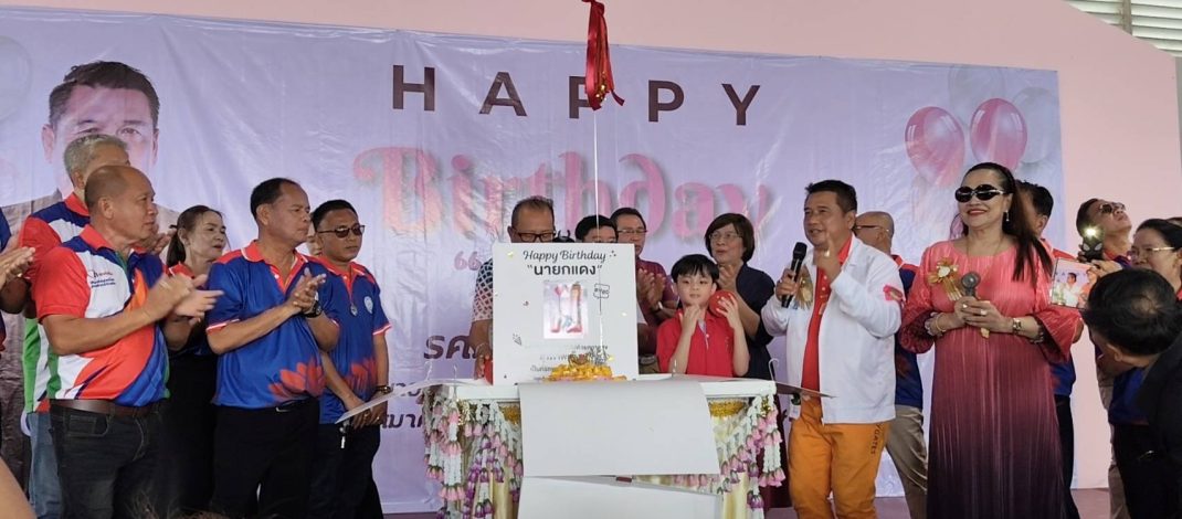 ปทุมธานี วันเกิดนายกคลองสามสุดยิ่งใหญ่เป่าเค็กลอยฟ้าสุดอลังการ