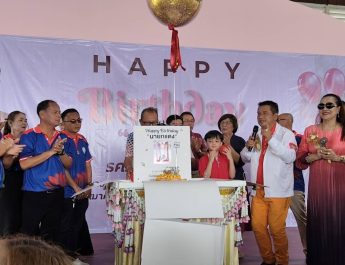 ปทุมธานี วันเกิดนายกคลองสามสุดยิ่งใหญ่เป่าเค็กลอยฟ้าสุดอลังการ