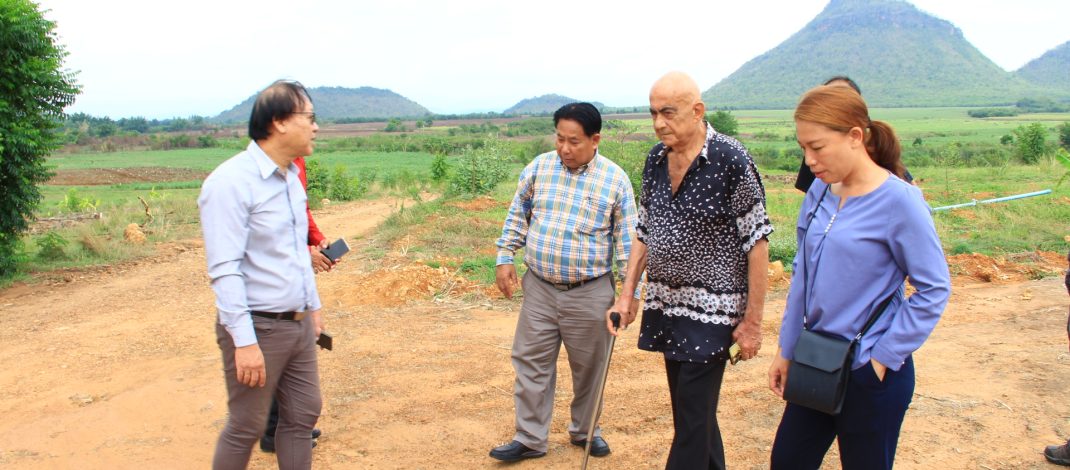 กาญจนบุรี – ประธานเซี่ยงไฮ้ไทยรับเบอร์ โปรดักส์จำกัด นำผู้ร่วมทุนชาวต่างประเทศ ลงดูพื้นที่ 3 แห่งเตรียมจัดตั้งโครงการ DATA CENTER m 81 เขตเศรษฐกิจพิเศษ wec กาญจนบุรี