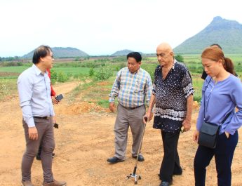 กาญจนบุรี – ประธานเซี่ยงไฮ้ไทยรับเบอร์ โปรดักส์จำกัด นำผู้ร่วมทุนชาวต่างประเทศ ลงดูพื้นที่ 3 แห่งเตรียมจัดตั้งโครงการ DATA CENTER m 81 เขตเศรษฐกิจพิเศษ wec กาญจนบุรี