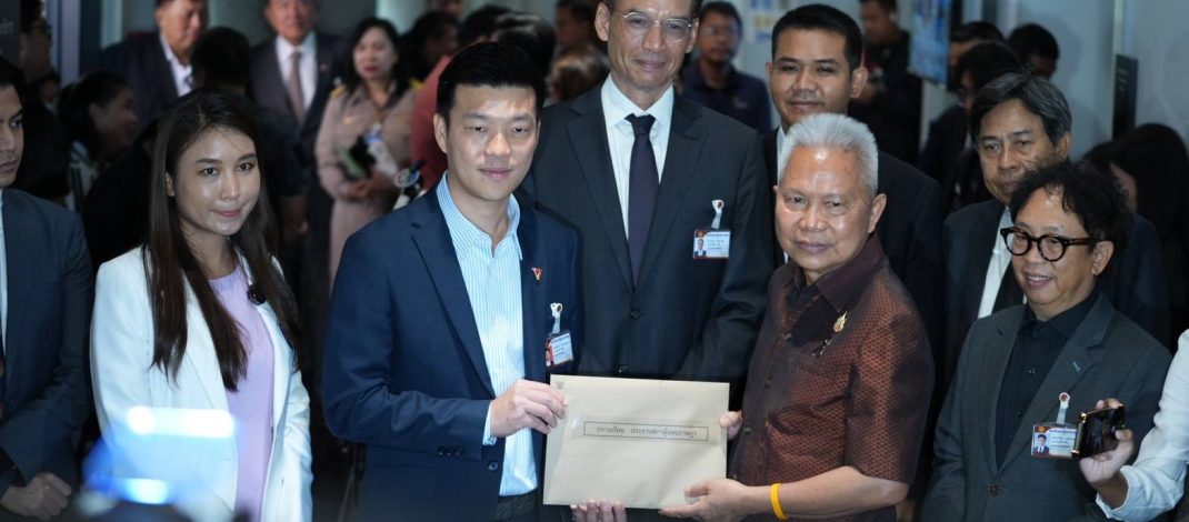 “ณัฐพงษ์” นำพรรคฝ่ายค้านยื่นศาล รธน. ดันตั้ง กมธ.วิสามัญตรวจสอบ ปมรัฐบาลสอดไส้ พ.ร.ก.เงินกู้ 4 แสนล้าน 