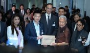 “ณัฐพงษ์” นำพรรคฝ่ายค้านยื่นศาล รธน. ดันตั้ง กมธ.วิสามัญตรวจสอบ ปมรัฐบาลสอดไส้ พ.ร.ก.เงินกู้ 4 แสนล้าน 