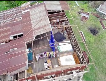 ลพบุรี ฤทธิ์พายุฤดูร้อนถล่มเสาไฟหักกว่า 70 ต้น บ้านประชาชนพังเสียหายกว่าร้อยหลัง