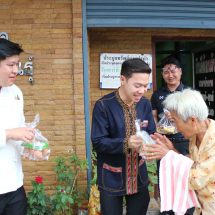กาฬสินธุ์ เอาใจไปเลย! นายกบัส นำทีมโรงตึ้งกาฬสินธุ์แจกไข่ช่วยประชาชน ลดภาระช่วงเปิดเทอม