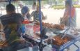 สกลนคร แม่ตุ้มแม่ค้าไก่ทอดใจบุญแจกให้คนจนผู้พิการกินฟรีร้านรถเข็นหน้าโรงพยาบาล