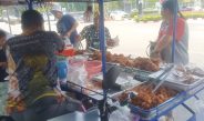 สกลนคร แม่ตุ้มแม่ค้าไก่ทอดใจบุญแจกให้คนจนผู้พิการกินฟรีร้านรถเข็นหน้าโรงพยาบาล