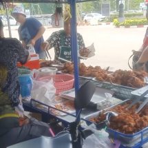 สกลนคร แม่ตุ้มแม่ค้าไก่ทอดใจบุญแจกให้คนจนผู้พิการกินฟรีร้านรถเข็นหน้าโรงพยาบาล