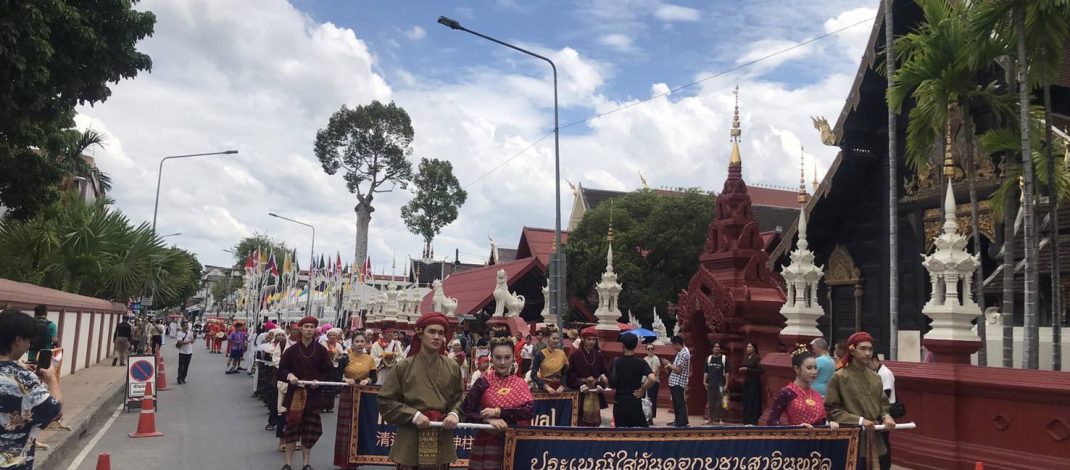 คุณหยก ร่วมสืบสาน ประเพณีใส่ขันดอกบูชาเสาอินทขีล ฟื้นฟูประเพณีการแจกผัก (ตานผัก)