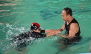 กาญจนบุรี – เทศบาลตำบลทองผาภูมิ ตระหนักและให้ความสำคัญ จัดโครงการทองผาภูมิ ซัมเมอร์คอร์สขึ้นเพื่อช่วยให้เด็กมีทักษะในการเอาตัวรอดในน้ำ