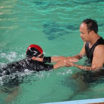กาญจนบุรี – เทศบาลตำบลทองผาภูมิ ตระหนักและให้ความสำคัญ จัดโครงการทองผาภูมิ ซัมเมอร์คอร์สขึ้นเพื่อช่วยให้เด็กมีทักษะในการเอาตัวรอดในน้ำ