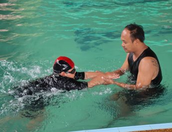 กาญจนบุรี – เทศบาลตำบลทองผาภูมิ ตระหนักและให้ความสำคัญ จัดโครงการทองผาภูมิ ซัมเมอร์คอร์สขึ้นเพื่อช่วยให้เด็กมีทักษะในการเอาตัวรอดในน้ำ