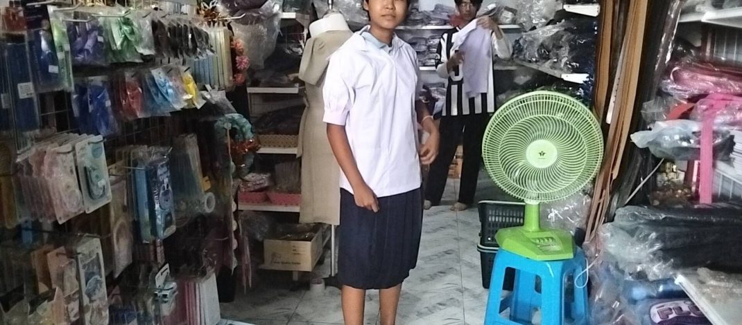 ปราจีนบุรี พรุ่งนี้เปิดเทอม!นร.หญิงยากจนไม่มีชุดใหม่สาวใจบุญซื้อให้