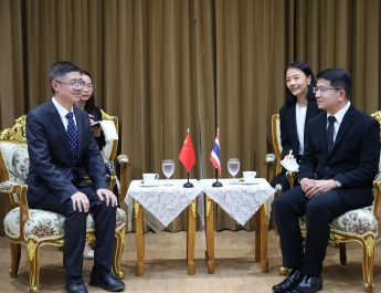 กาญจนบุรี – รองผู้ว่ากาญจน์ ให้การต้อนรับ นายเจ้า เมิ่งเทา (Mr.Zhao Mengtao) ที่ปรึกษาฝ่ายการเมือง สื่อมวลชนและการทูตสาธารณะ สถานเอกอัครราชทูตสาธารณรัฐประชาชนจีนประจำประเทศไทย และคณะ ในโอกาสเดินทางเยือนจังหวัดกาญจนบุรี