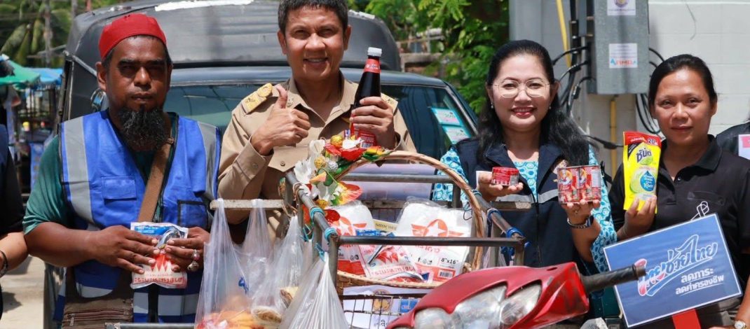 นราธิวาสคิกออฟ “ไทยช่วยไทย ลดค่าครองชีพ” นำร่องพื้นที่ อ.ตากใบ ผ่านเครือข่ายรถพุ่มพวง ลดค่าครองชีพส่งตรงถึงหน้าบ้าน