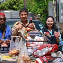 นราธิวาสคิกออฟ “ไทยช่วยไทย ลดค่าครองชีพ” นำร่องพื้นที่ อ.ตากใบ ผ่านเครือข่ายรถพุ่มพวง ลดค่าครองชีพส่งตรงถึงหน้าบ้าน