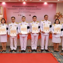 จังหวัดอุตรดิตถ์จัดพิธีมอบแบบลายผ้าพระราชทาน “ลายขอสมเด็จฯ เจ้าฟ้าฯ” และ “ลายบุปผาบรมราชินีนาถ” เพื่อสืบสานภูมิปัญญาผ้าไทยและยกระดับผลิตภัณฑ์ OTOP ตามพระดำริสมเด็จพระเจ้าลูกเธอ เจ้าฟ้าสิริวัณณวรี นารีรัตนราชกัญญา