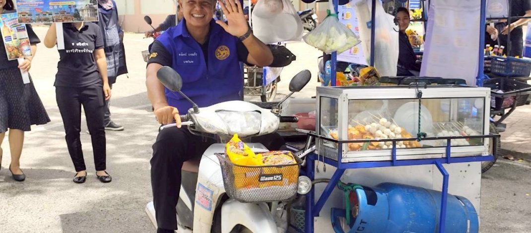 กาญจนบุรี – กระตุ้นปลุกรถพุ่มพวงกลับมาอีกครั้ง!! อำเภอบ่อพลอย ร่วมกับพานิชณ์จังหวัดกาญจน์ off การจำหน่ายสินค้าไทยช่วยไทย โดยเครือข่ายรถพุ่มพวง