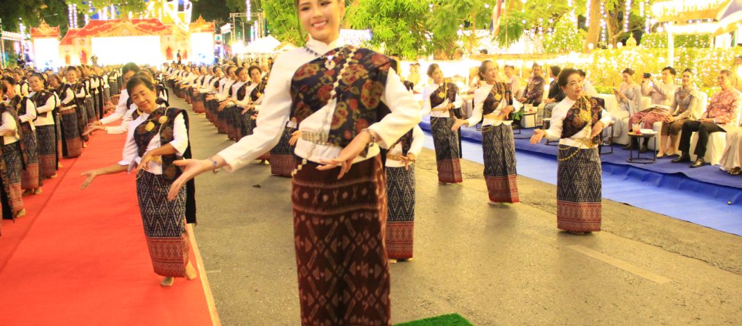 กาญจนบุรี – กว่า 400 ชีวิต รำถวายหน้าพระบรมราชานุสาวรีย์ ! “ย้อนตำนานมหาแผ่นดิน วันสร้างเมืองกาญจนบุรี ครบ 195 ปี แผ่นดิน ร. 3” แต่งชุดไทยเข้าร่วมงาน ณ บริเวณลานพระบรมราชานุสาวรีย์สมเด็จพระนั่งเกล้าเจ้าอยู่หัว รัชกาลที่ 3