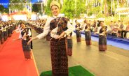 กาญจนบุรี – กว่า 400 ชีวิต รำถวายหน้าพระบรมราชานุสาวรีย์ ! “ย้อนตำนานมหาแผ่นดิน วันสร้างเมืองกาญจนบุรี ครบ 195 ปี แผ่นดิน ร. 3” แต่งชุดไทยเข้าร่วมงาน ณ บริเวณลานพระบรมราชานุสาวรีย์สมเด็จพระนั่งเกล้าเจ้าอยู่หัว รัชกาลที่ 3