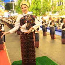 กาญจนบุรี – กว่า 400 ชีวิต รำถวายหน้าพระบรมราชานุสาวรีย์ ! “ย้อนตำนานมหาแผ่นดิน วันสร้างเมืองกาญจนบุรี ครบ 195 ปี แผ่นดิน ร. 3” แต่งชุดไทยเข้าร่วมงาน ณ บริเวณลานพระบรมราชานุสาวรีย์สมเด็จพระนั่งเกล้าเจ้าอยู่หัว รัชกาลที่ 3