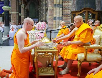 ศรัทธาล้น สาธุชนไทย-ดัตช์ร่วมอัญเชิญพระธาตุสมโภชพระประธาน ณ วัดพระธรรมกายเนเธอร์แลนด์