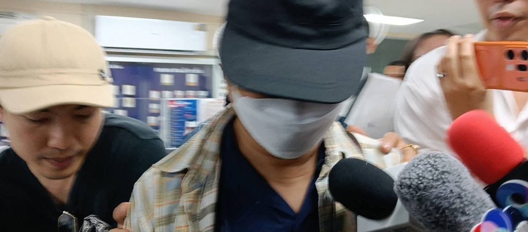 ตำรวจ .แจ้งข้อหา “กระทำการโดยประมาทส่งผลให้ผู้อื่นเสียชีวิต และได้รับบาดเจ็บอาการสาหัส” กับคนโบกธงให้สัญญาณรถไฟ