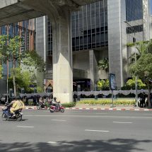 ชาวกรุงตื่นตัวรับรู้แรงสั่นสะเทือน หลายแห่งทั่ว กทม. รวมถึง ปปง. อพยพคนลงจากตึก หลังแผ่นดินไหวเมียนมา
