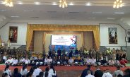 กาฬสินธุ์ ตร.เขาวงติวเข้มครู-นักเรียน “หนี ซ่อน สู้” ฝึกทักษะการเอาตัวรอด พร้อมมอบหมวกนิรภัยสร้างวินัยจราจร