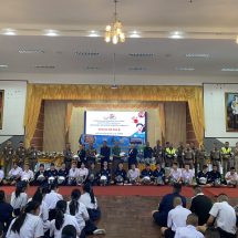 กาฬสินธุ์ ตร.เขาวงติวเข้มครู-นักเรียน “หนี ซ่อน สู้” ฝึกทักษะการเอาตัวรอด พร้อมมอบหมวกนิรภัยสร้างวินัยจราจร
