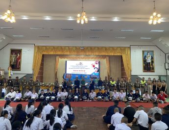 กาฬสินธุ์ ตร.เขาวงติวเข้มครู-นักเรียน “หนี ซ่อน สู้” ฝึกทักษะการเอาตัวรอด พร้อมมอบหมวกนิรภัยสร้างวินัยจราจร