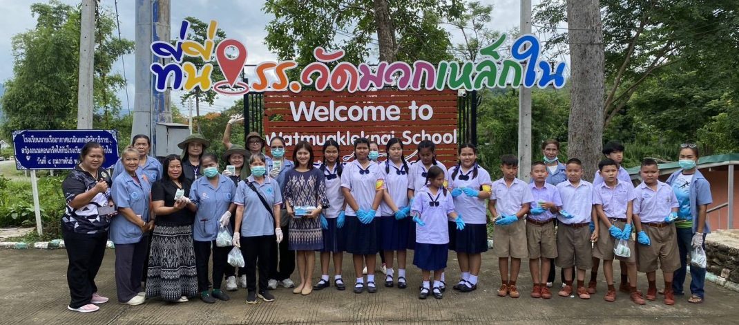 นายก อบต.มิตรภาพ มวกเหล็ก สระบุรี นำเจ้าหน้าที่ฉีดพ่นหมอกควัน-หยอดทรายอเบทป้องกันยุงลายในชุมชน