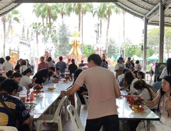 ปทุมธานี แห่แก้บนท้าวเวสสุวรรณเจ้าของร้านของเก่ายอดขายทะลุหลักแสน แม่สมหวังลูกสาวสอบติดมหาวิทยาลัยดัง