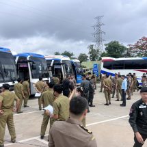 ลาวส่ง 307 คนไทยเครือข่ายแก๊งสแกรมเมอร์และเว็ปพนันกลับประเทศ หลังถูกกวาดล้างในพื้นที่สะหวันเขตและนครหลวงเวียงจันทน์ ได้ส่งตัวกลับไทยผ่านด่านที่หนองคาย