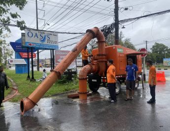 อุตุเตือนรับมือฝนตกหนัก-คลื่นลมแรง กรม ปภ. – กรมน้ำ ส่งแบคโฮ เครื่องสูบน้ำรับมือน้ำรอระบายในแหล่งท่องเที่ยวเขาหลัก