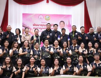 กาญจนบุรี – นายนิกร โสมกลาง รัฐมนตรีว่าการกระทรวงการพัฒนาสังคมและความมั่นคงของมนุษย์ ลงพื้นที่กาญจนบุรี เปิดงาน “จากใจถึงกัน” มอบเงินสงเคราะห์-ทุนหนุนชุมชน มุ่งยกระดับคุณภาพชีวิตประชาชน