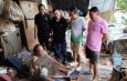 ปทุมธานี ลุงถูกต้นไม้ทับบ้านพังวอนเทศบาลฯอย่าเพิ่งเอาเต๊นท์คืนรอเงินซ่อมบ้าน