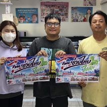 ชัยนาท มีเล็กมีน้อยก็แบ่งปันกันหนุ่มใจหล่อแจกป้ายไทยช่วยไทยพลัสฟรีช่วยพ่อค้าแม่ค้าสู้วิกฤต