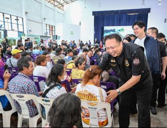 ชาวอุตรดิตถ์สุดปลื้ม! “นายกฯ อนุทิน” สั่ง “รมว.สุชาติ” มอบสมุด คทช. เดินหน้าแก้ปัญหาที่ดินทำกิน เพื่อให้ประชาชนมีความมั่นคงในชีวิตของรายได้และของครอบครัว