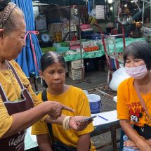 ชัยนาท ตลาดสดคึกคักแม่ค้าแห่กดสิทธิไทยช่วยไทยพลัสตั้งแต่ไก่โห่บางรายทำไม่เป็นต้องพึ่งนักข่าว