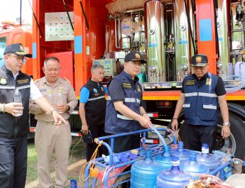 กาฬสินธุ์ ผู้ว่าฯกาฬสินธุ์เสิร์ฟน้ำดื่มคนภูพาน ย้ำผลักดันแก้มลิงแก้ปัญหาขาดแคลนน้ำ