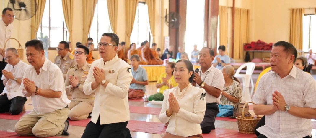 ผู้ว่าฯ กาฬสินธุ์ พาทำบุญ นำหัวหน้าส่วนราชการเข้าวัด สวดมนต์ ร่วมทำบุญถวายภัตตาหารเช้า ณ วัดประชานิยม (พระอารามหลวง)