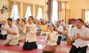 ผู้ว่าฯ กาฬสินธุ์ พาทำบุญ นำหัวหน้าส่วนราชการเข้าวัด สวดมนต์ ร่วมทำบุญถวายภัตตาหารเช้า ณ วัดประชานิยม (พระอารามหลวง)