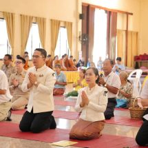 ผู้ว่าฯ กาฬสินธุ์ พาทำบุญ นำหัวหน้าส่วนราชการเข้าวัด สวดมนต์ ร่วมทำบุญถวายภัตตาหารเช้า ณ วัดประชานิยม (พระอารามหลวง)