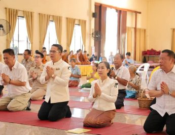 ผู้ว่าฯ กาฬสินธุ์ พาทำบุญ นำหัวหน้าส่วนราชการเข้าวัด สวดมนต์ ร่วมทำบุญถวายภัตตาหารเช้า ณ วัดประชานิยม (พระอารามหลวง)