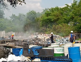 ปราจีนบุรี ระทึก!ไฟไหม้กองขยะร้านรับซื้อของเก่า