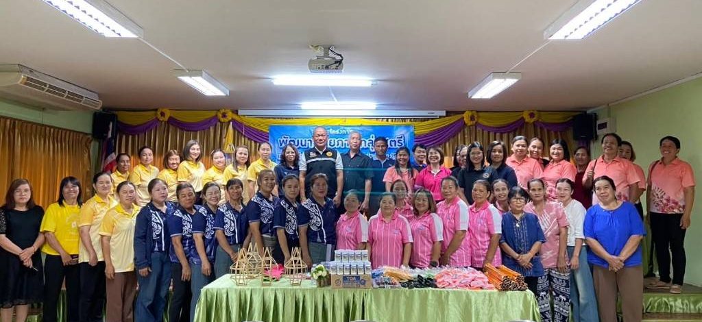 อบต.ทุ่งศรีทอง จัดอบรมประดิษฐ์โคม พัฒนาศักยภาพสตรีแม่บ้าน สร้างอาชีพและรายได้สู่ชุมชน